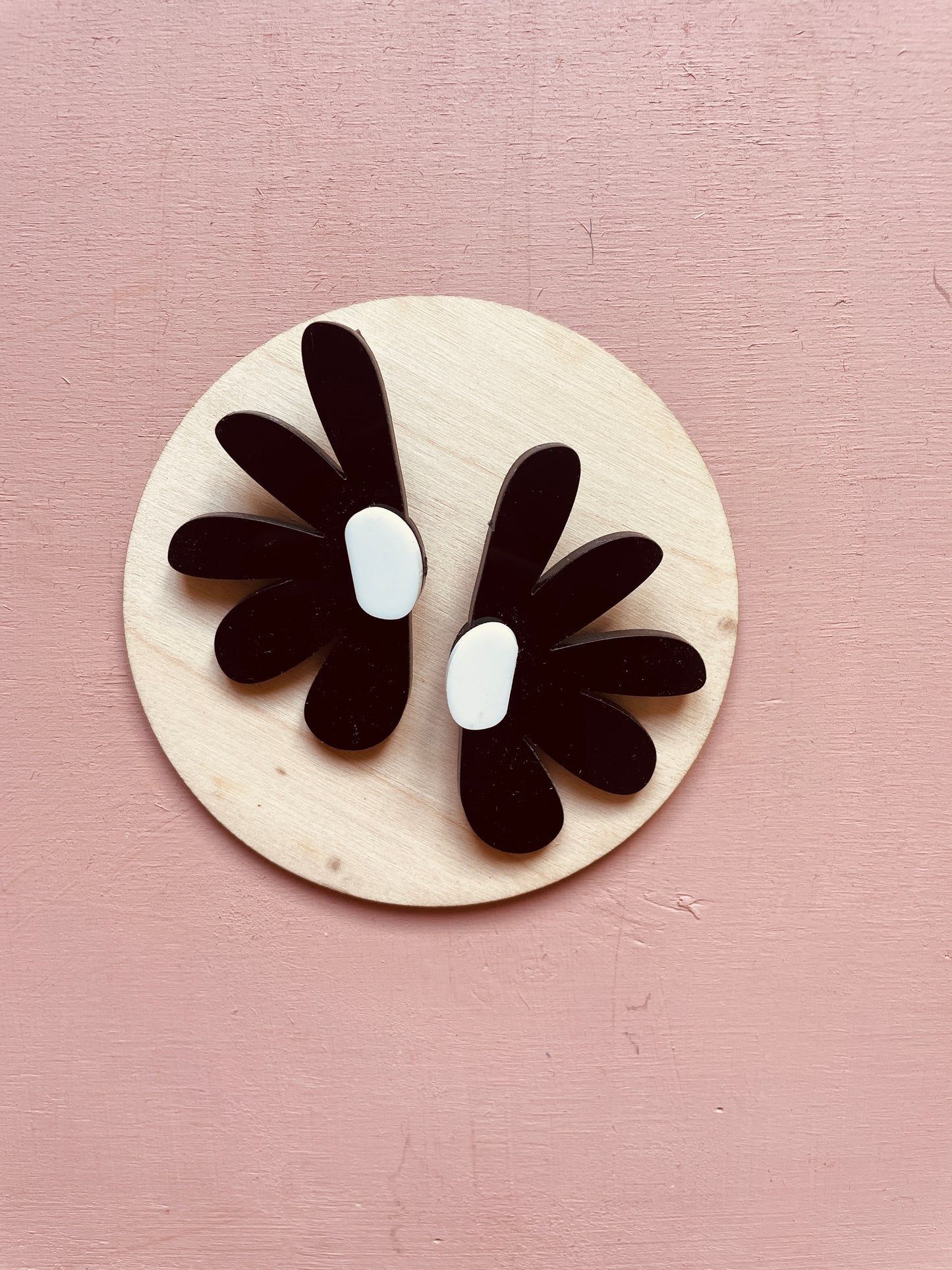 BOUCLES D'OREILLES - DEMI FLEURS (divers coloris)