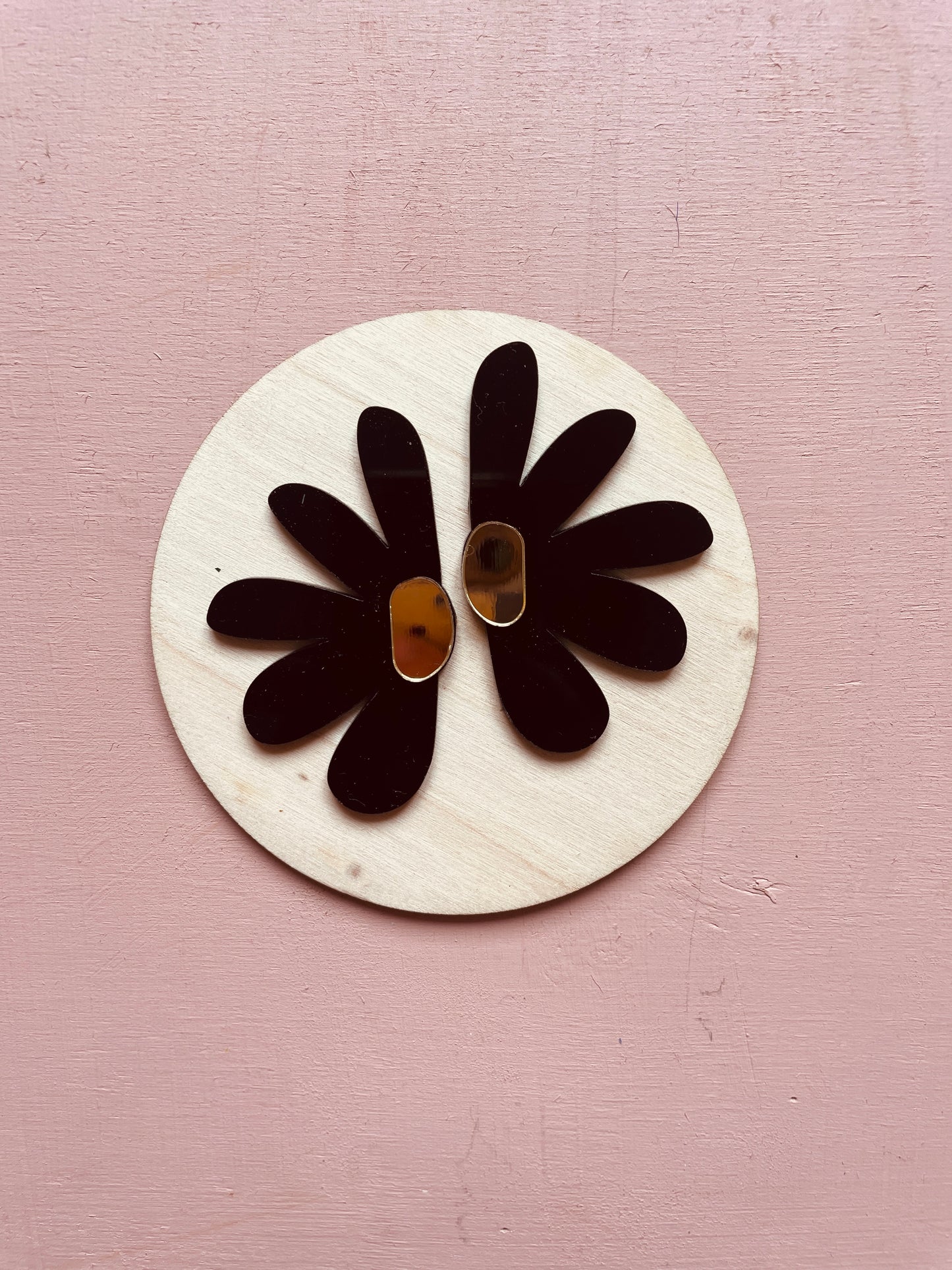 BOUCLES D'OREILLES -  DEMI FLEURS (divers coloris)