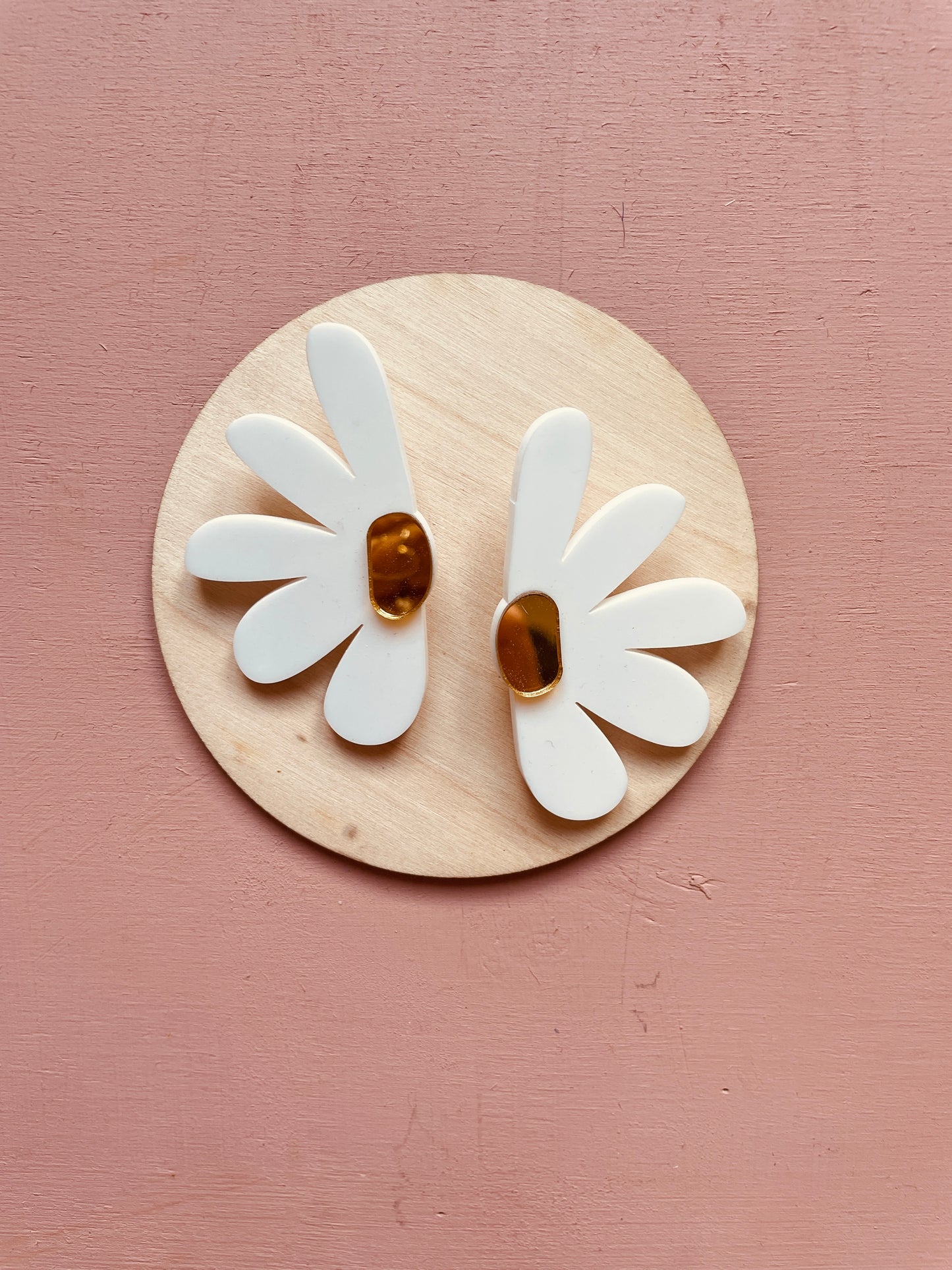 BOUCLES D'OREILLES -  DEMI FLEURS (divers coloris)
