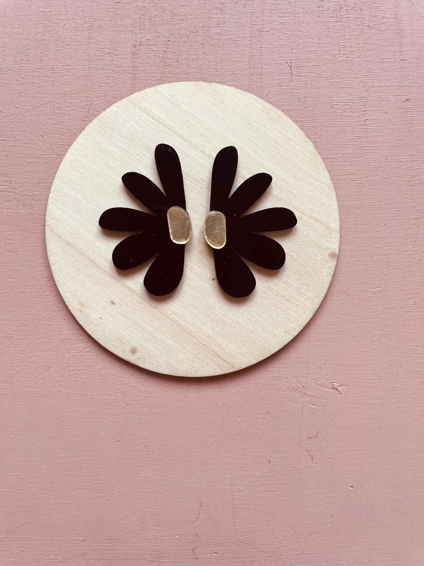 BOUCLES D'OREILLES -  DEMI FLEURS (divers coloris)