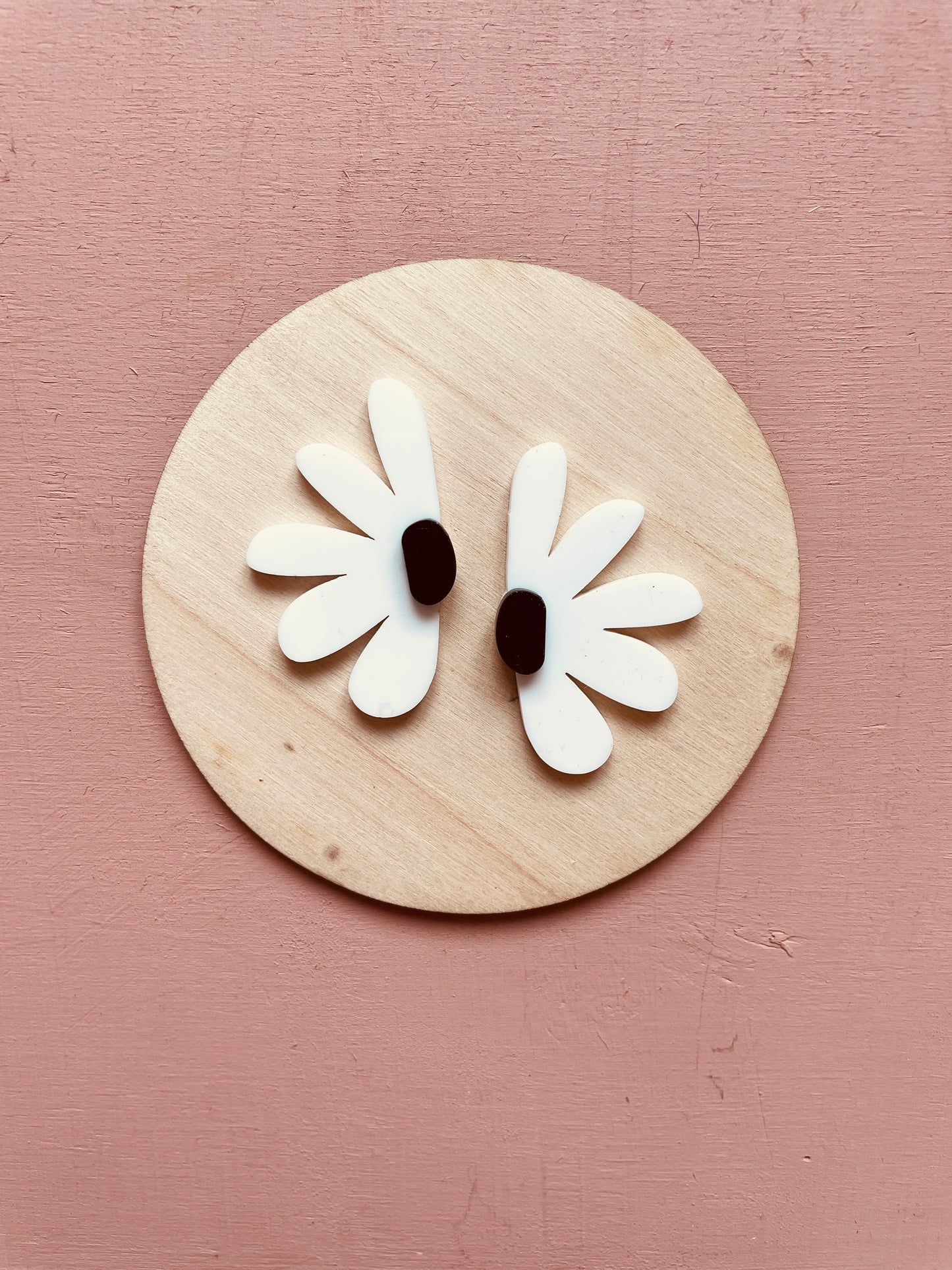 BOUCLES D'OREILLES -  DEMI FLEURS (divers coloris)