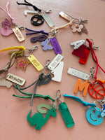 Charger l&#39;image dans la galerie, PORTE CLEFS BRELOQUES ENFANT - PERSONNALISABLE
